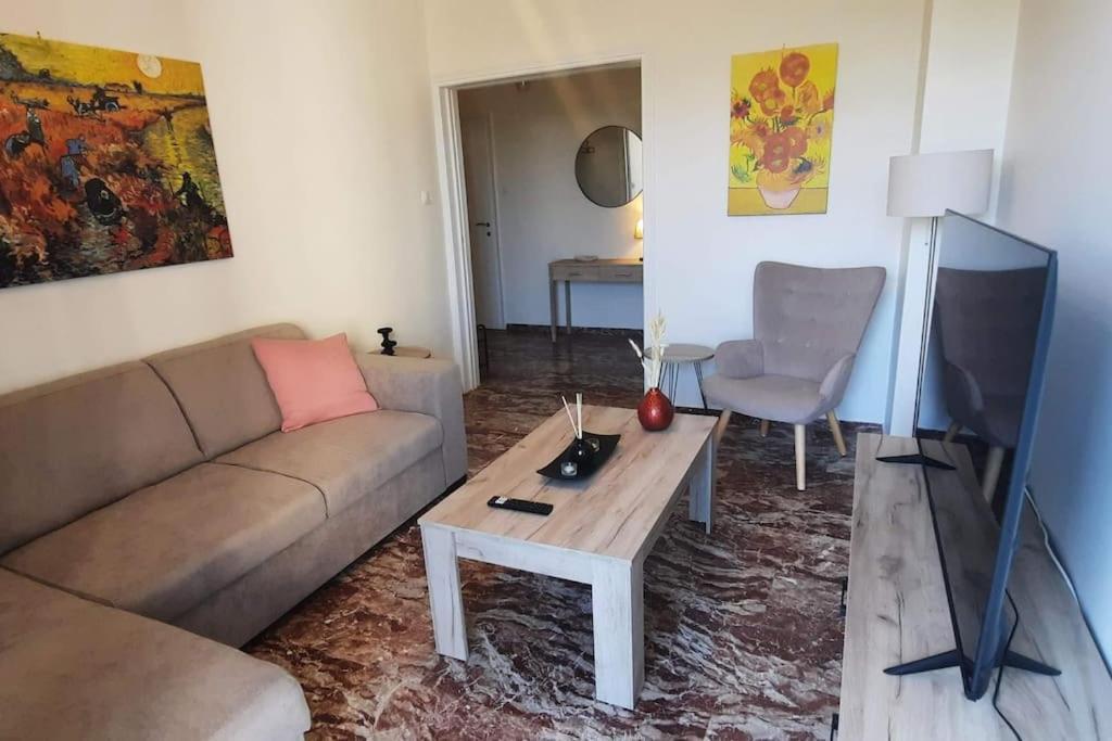 Comfort Apartment In The City Каламата Екстер'єр фото